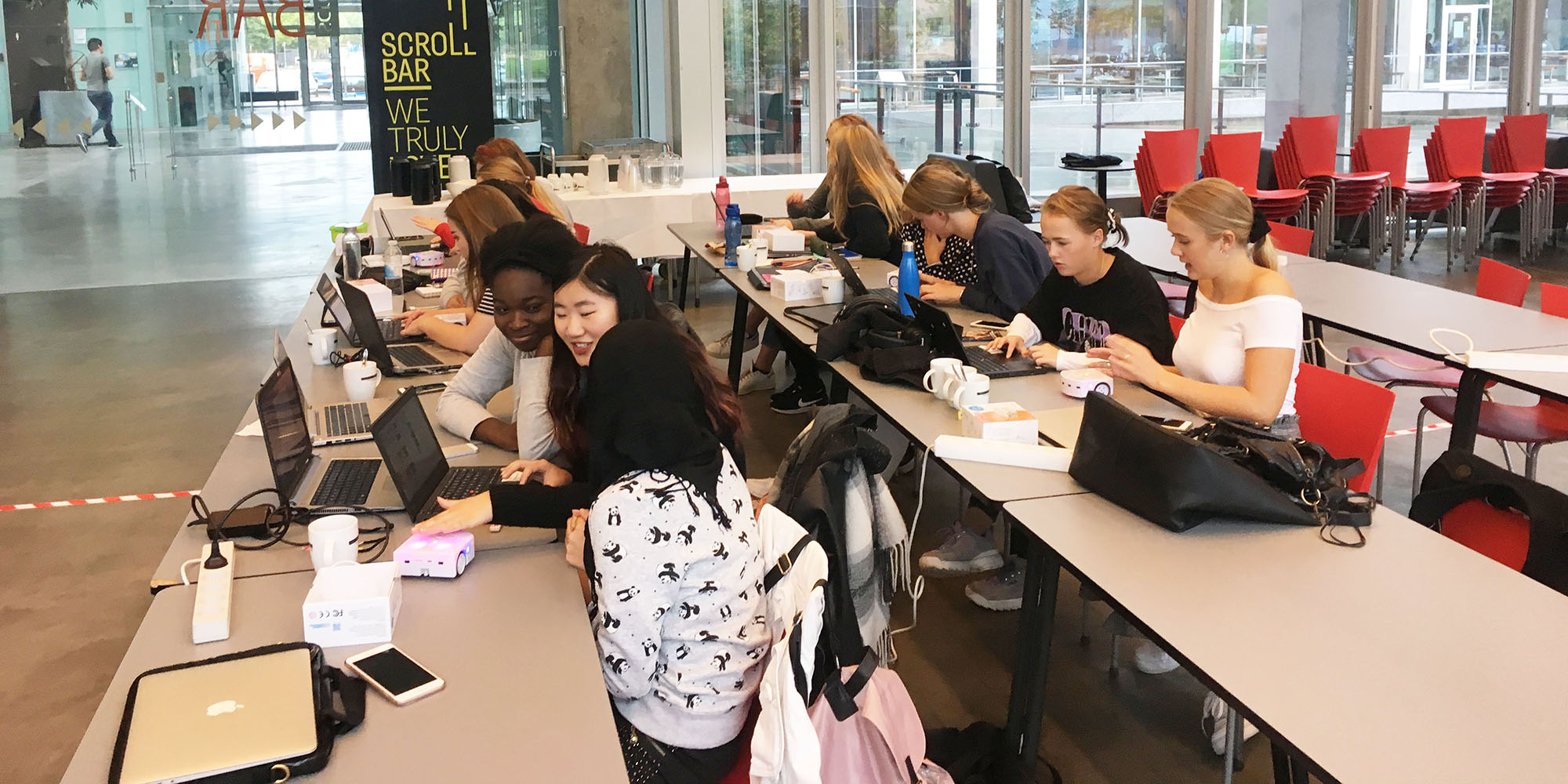 Kvindelige gymnasieelever fra Sukkertoppen Gymnasium.